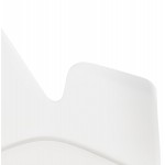 Silla de diseño escandinavo con apoyabrazos de madera de color natural de pies ARUM (blanco)